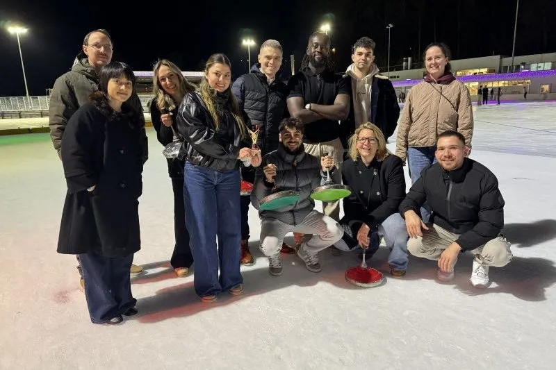 Das PlotJet-Team auf der Eisbahn beim Eisstockschiessen