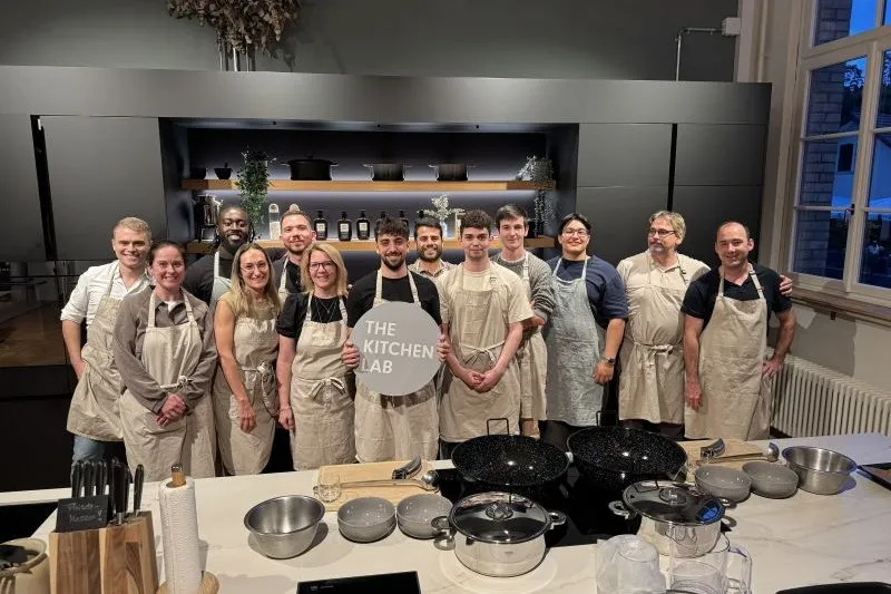 Das PlotJet-Team mit Schürzen in der Küche des The Kitchen Lab in Kemptthal
