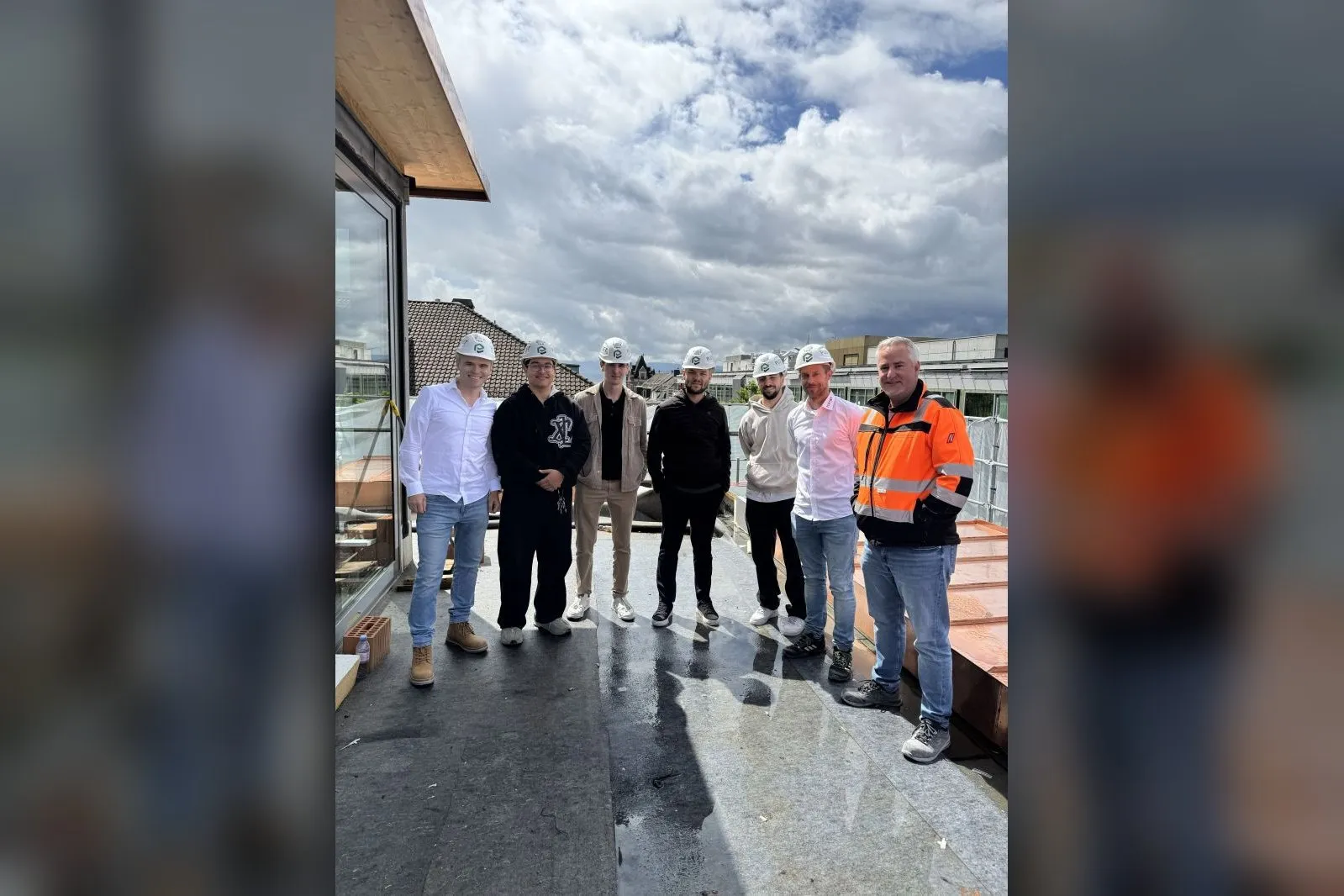 Das PlotJet-Team mit Helmen auf der Baustelle Beethovenstrasse 32 in Zürich