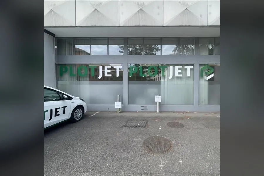 Eingang des PlotJet-Produktionsstandorts an der Holeestrasse 87 in Basel