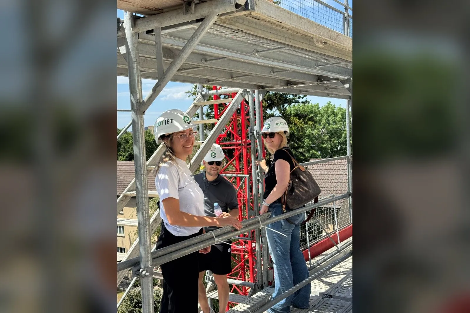 Zwei PlotJet-Mitarbeiterinnen auf dem Gerüst der Baustelle Schörlistrasse