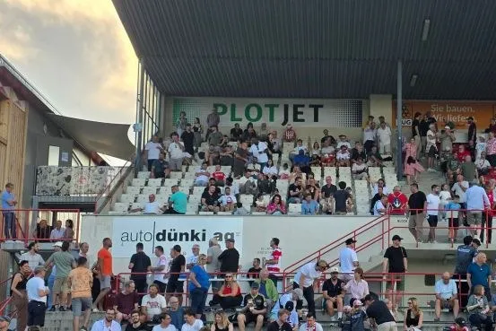 PlotJet-Blache über der Tribüne der Schützenwiese, davor die Fans des FC Winterthur