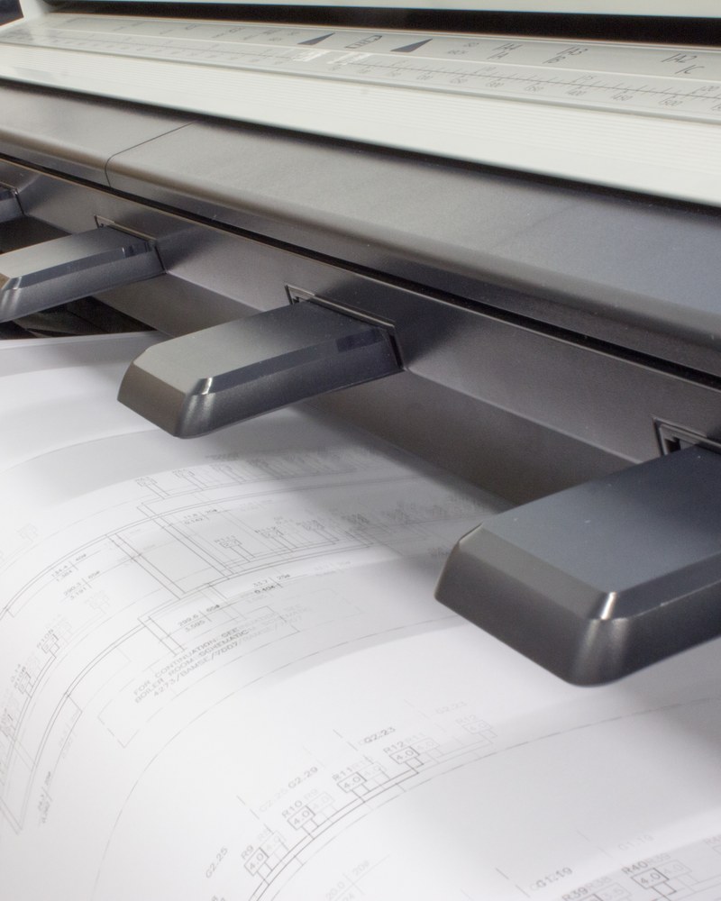 Grossformat-Plotter beim Druck eines Architekturplans, Detailaufnahme.